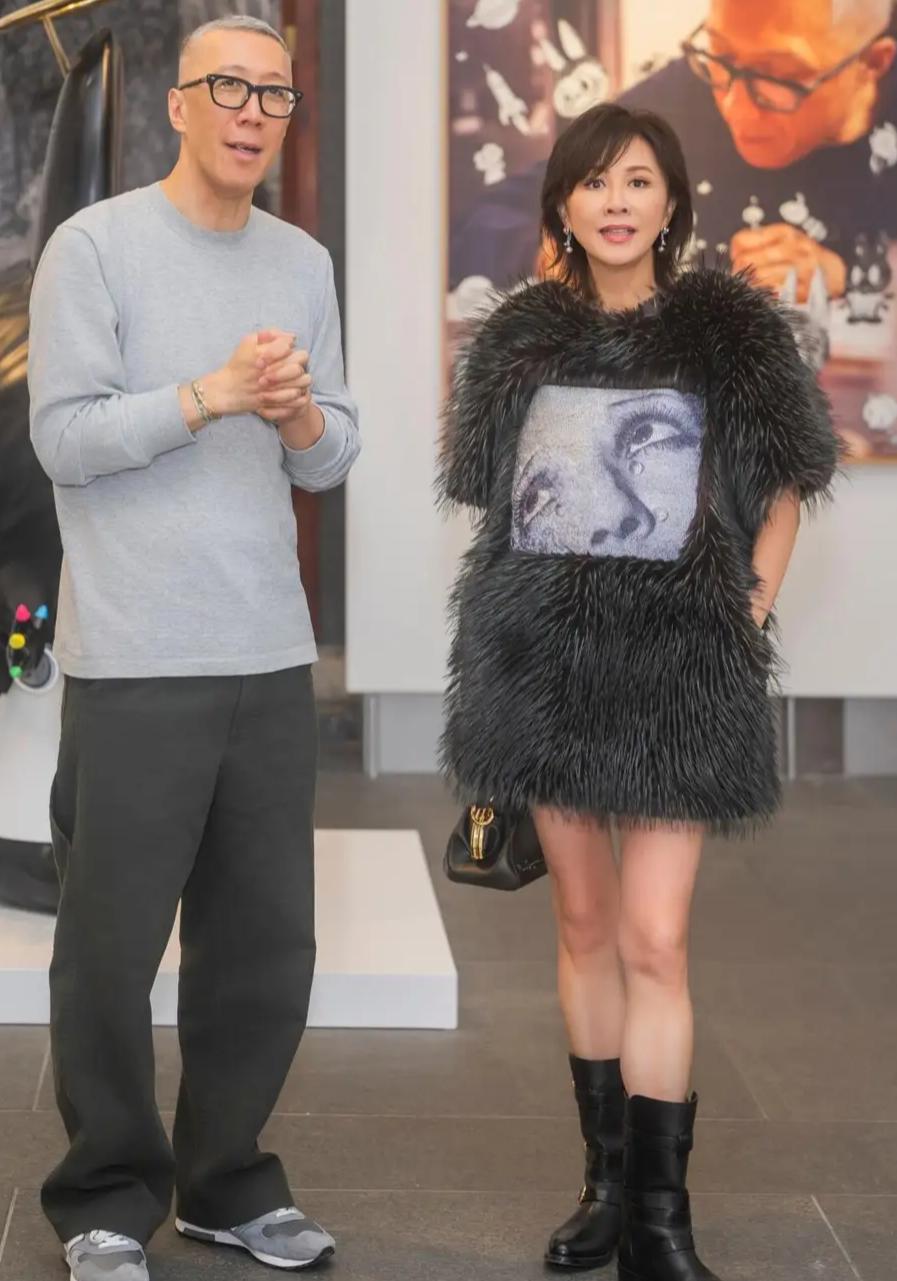 60岁刘嘉玲看展，黑裙短靴造型时尚又贵气