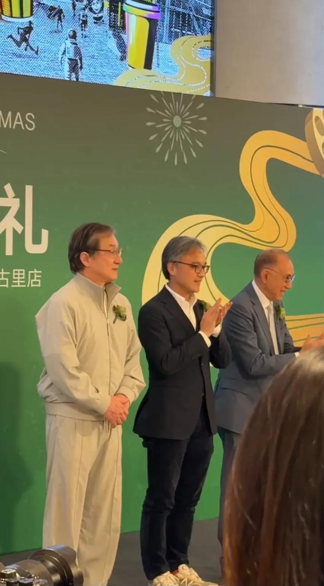 杨受成太古里剪彩,张艺谋和冯小刚陪同,成龙头发白了,葛优帅气