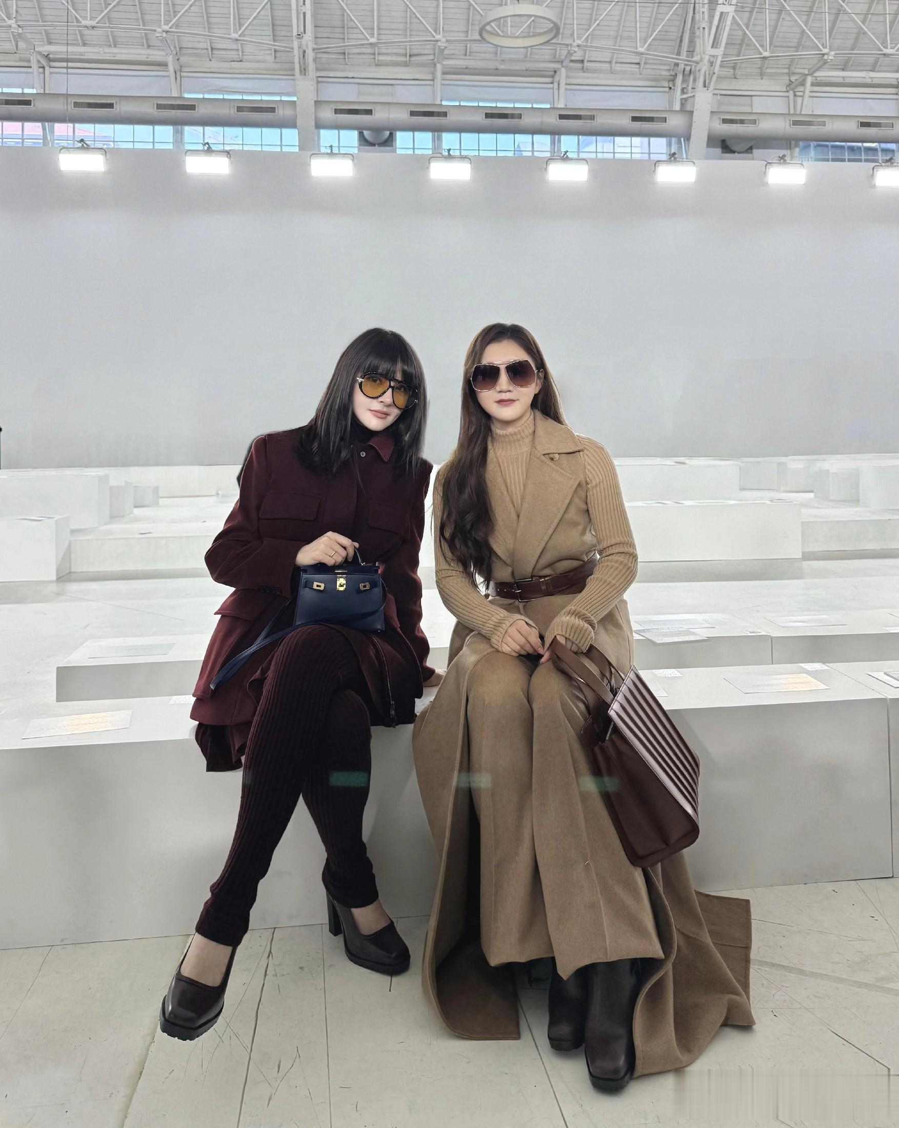 陈梦闪耀米兰秀场，穿束腰大衣搭配浪漫波浪卷，一颦一笑气场全开