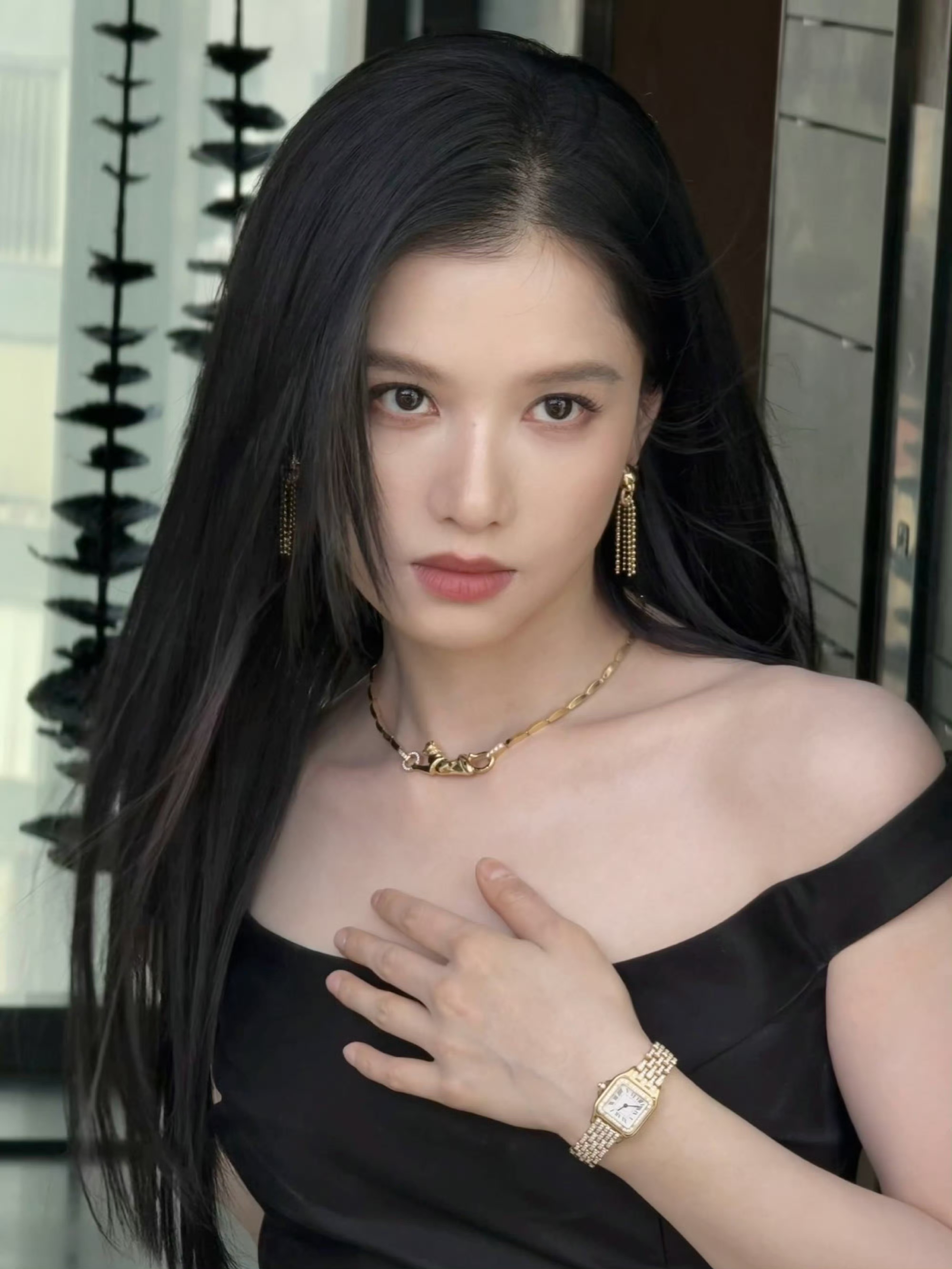 张婧仪黑裙新造型释出!露肩设计超吸睛,贵气感溢出屏幕