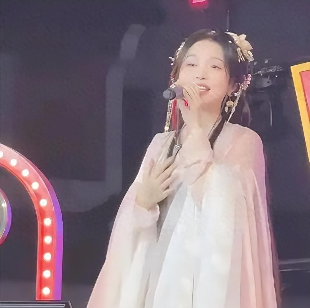 42岁金莎商演心酸现场！唱3首歌拿35万，宾客埋头吃席没人理