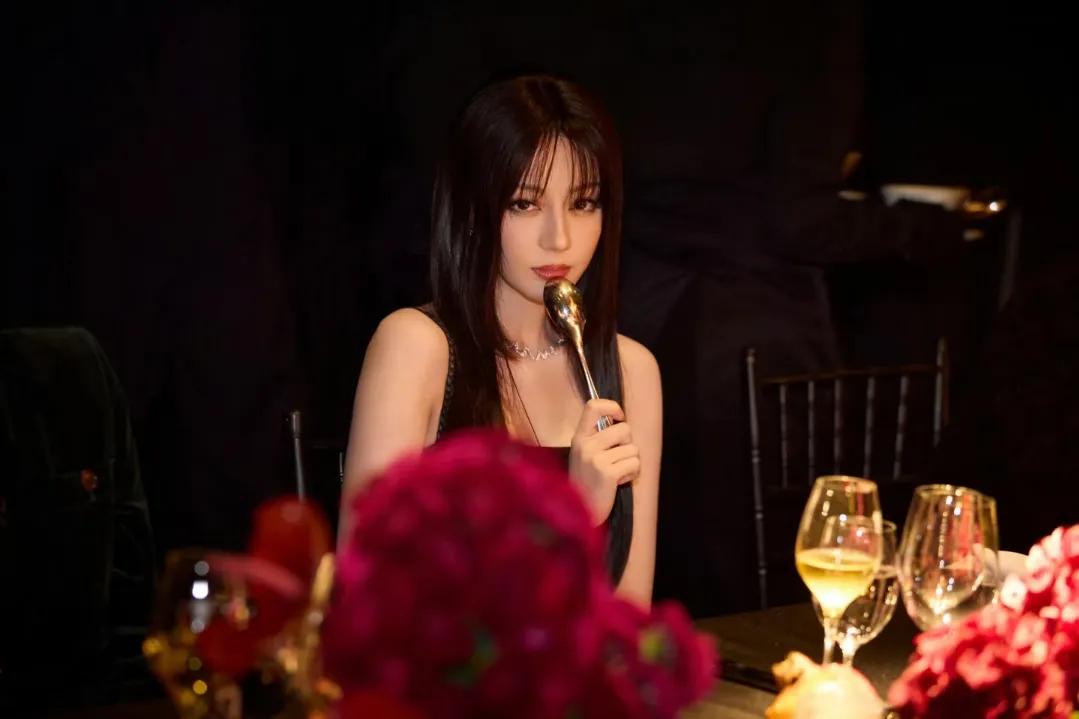 W主编搂着唐嫣，刘诗诗杨幂坐嘉人总裁身边，孙俪跟外国高管热聊