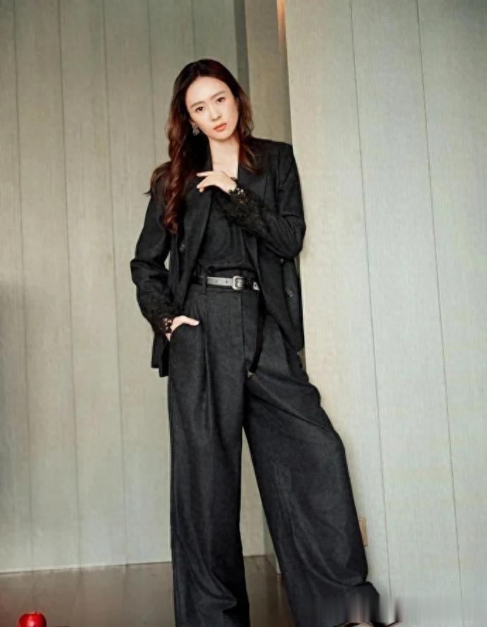 童瑶的气质不一般！穿蕾丝拼接西装+阔腿裤，简约干练又高级！