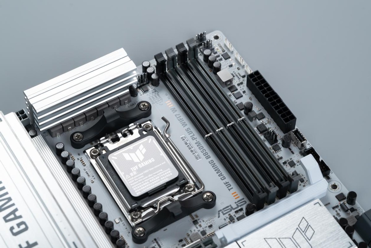 這塊主板顏值性能都能打，AMD銳龍和重炮手聯手組“雪地裝甲”