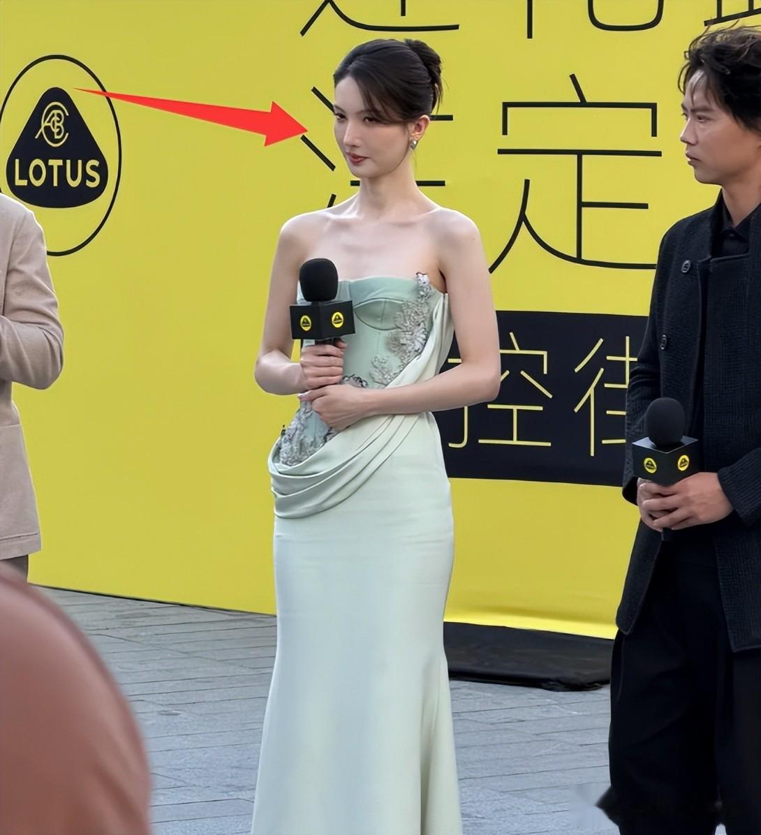 金晨现身上海车展，生图下瘦成皮包骨，蛇精脸、歪鼻子好抢镜