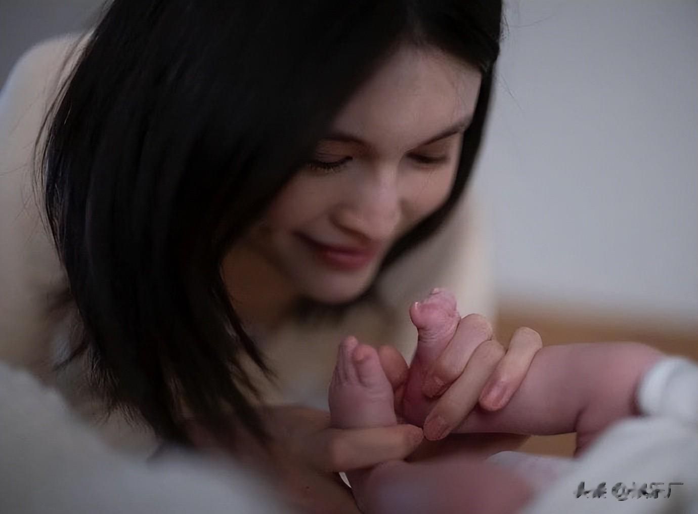 何穗产后复出坦言曾做两次手术，直言工作让她找回自我！