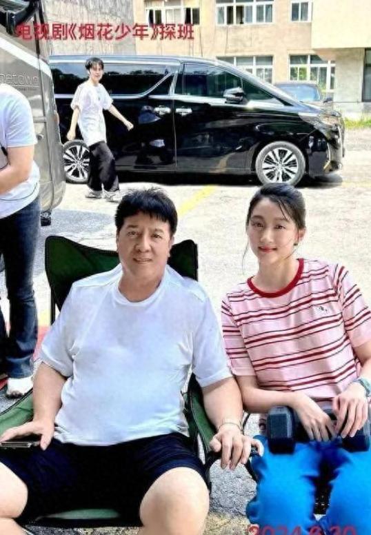 关晓彤爸爸点赞女儿分手传闻!随后取消或手滑,鹿晗再回初代顶流