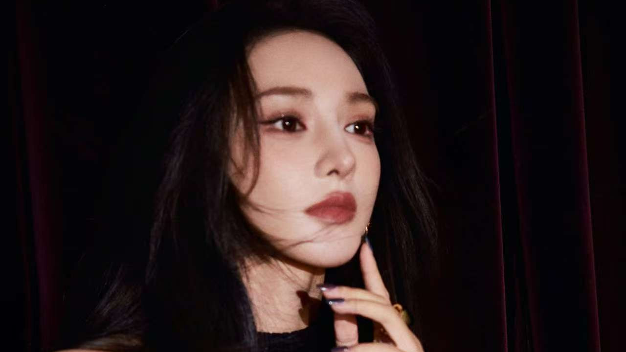 【光影交织，一袭流光黑裙勾勒曼妙身姿】——彭小苒