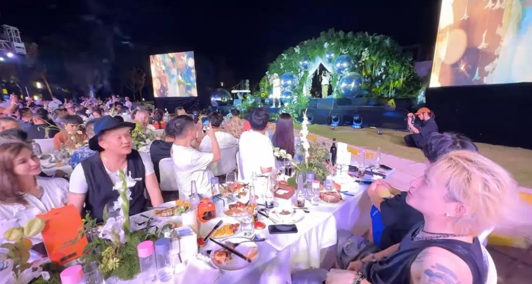 丢人！邹市明夫妇现身婚宴，冉莹颖膀大腰圆夜店风，拳王满脸嫌弃