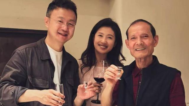 央视主持人春妮携家人回婆家！与二婚老公相处甜蜜，儿子罕见露脸