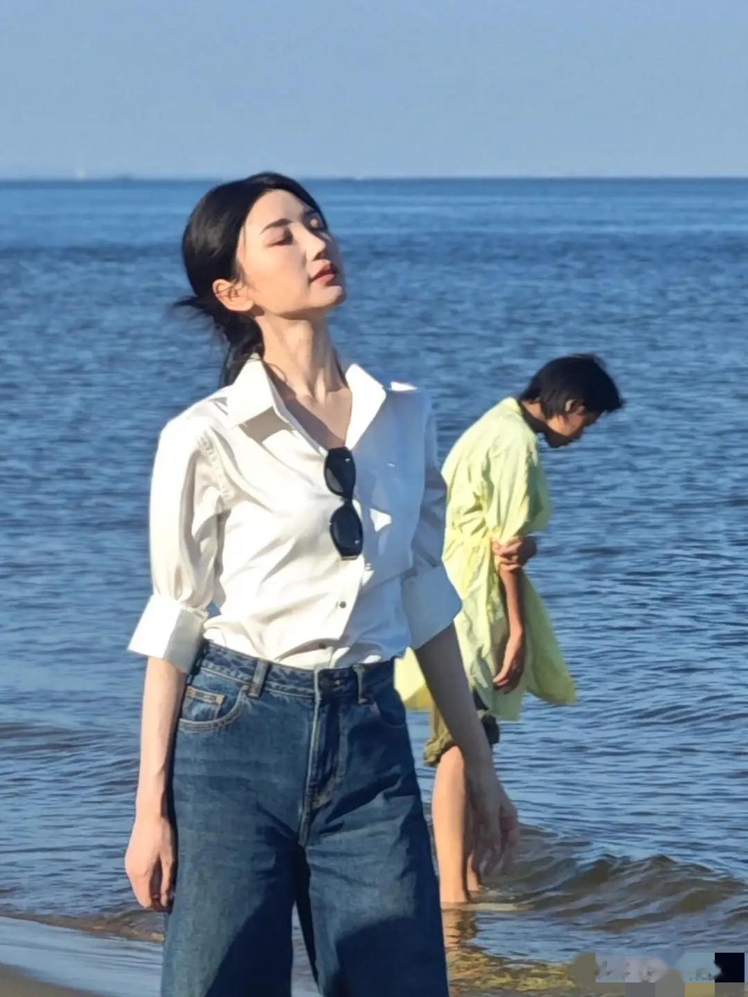 毛晓彤阿那亚海边被偶遇！很白很瘦，脸超级小，笑起来很甜美