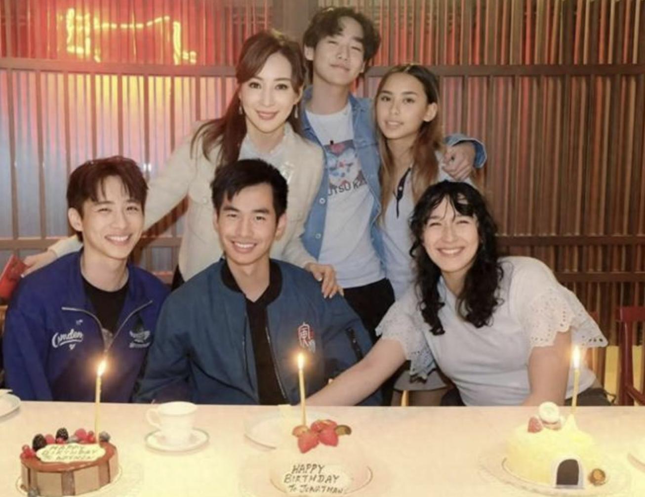 罗霖参加29岁长子硕士毕业礼,晒母子合照颇感慨,一人养大仨儿子