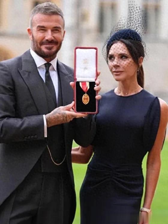 贝克汉姆被英国国王授予爵位!维多利亚特意为他设计服饰一脸崇拜