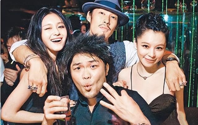 47岁吴建豪咖啡厅被偶遇,穿美国国旗短袖,盘腿坐沙发被嘲没素质