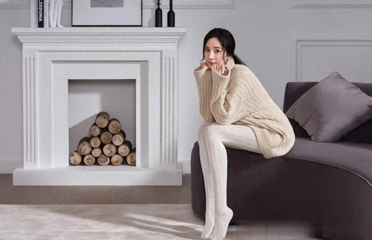 杨幂大长腿：秋去冬又来，跟着幂姐学丝袜穿搭