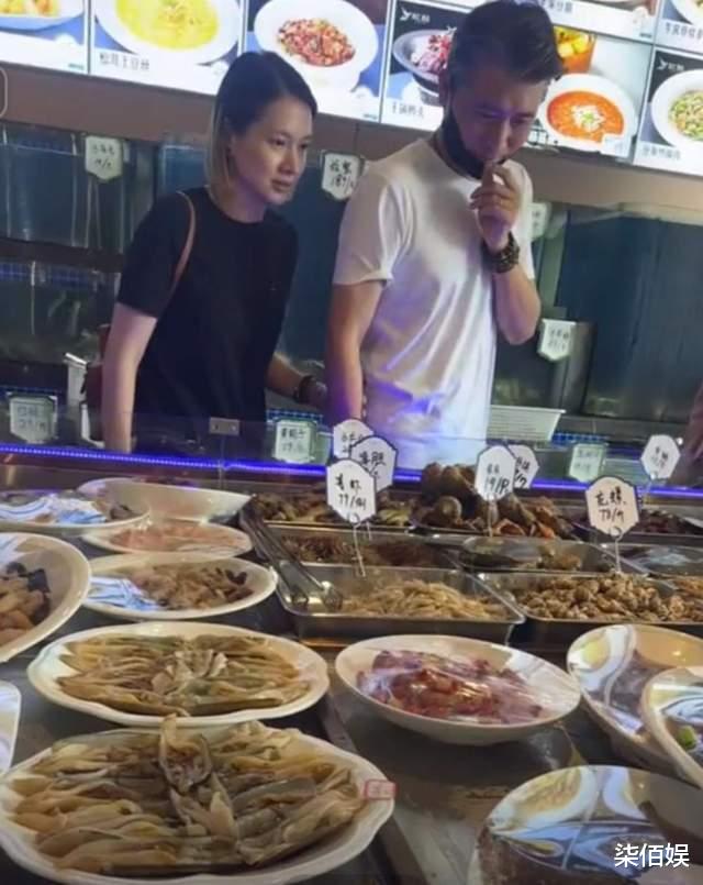 李乃文一家丹东度假被偶遇,妻子露脸不是杨婷,俩人有两儿一女