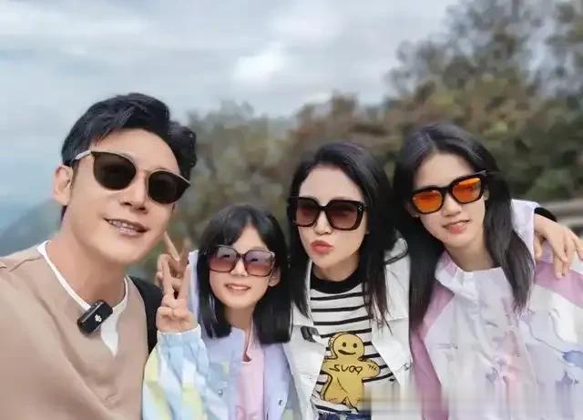 陆毅一家家庭聚会,鲍蕾挨着婆婆坐气场很强,陆妈妈看着好年轻