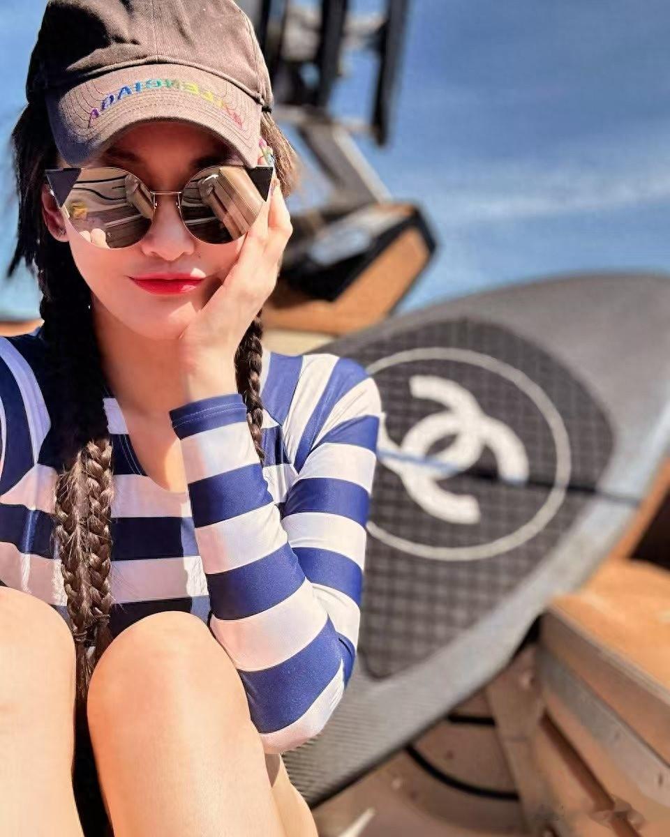 42岁香港女星生日获猛男庆生！曾与富商闪婚闪离，如今钟爱小鲜肉