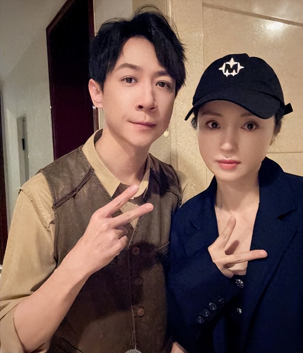 董璇婚后首次与张维伊同框,十指相扣走机场,评论区风评翻转