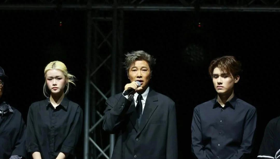 知名港星入行37年首开演唱会,妻女惊喜现身,爱女拉大提琴伴奏