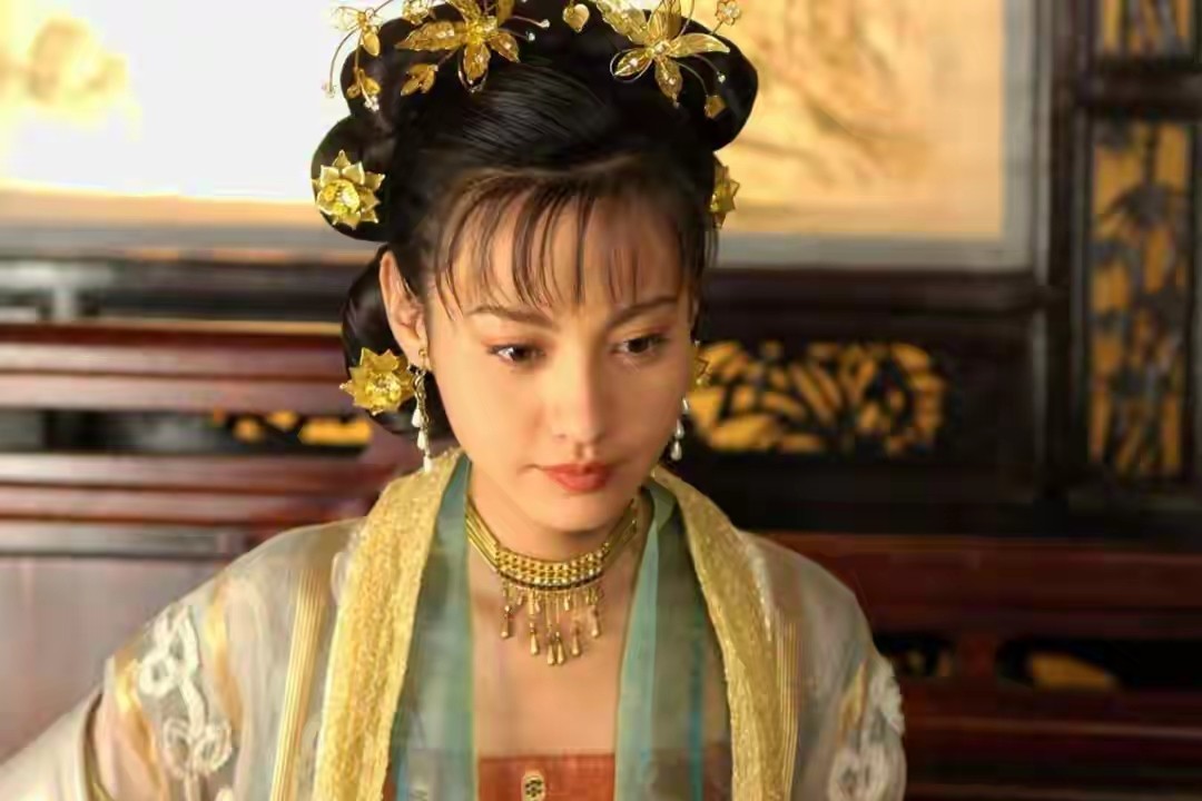 事业当红隐退结婚生子，把丑老公当宝，如今47岁复出风采依旧