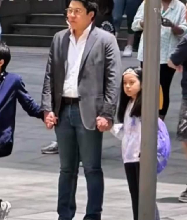 偶遇郭晶晶霍启刚一家五口,手牵手等绿灯,8岁霍中妍打扮好漂亮