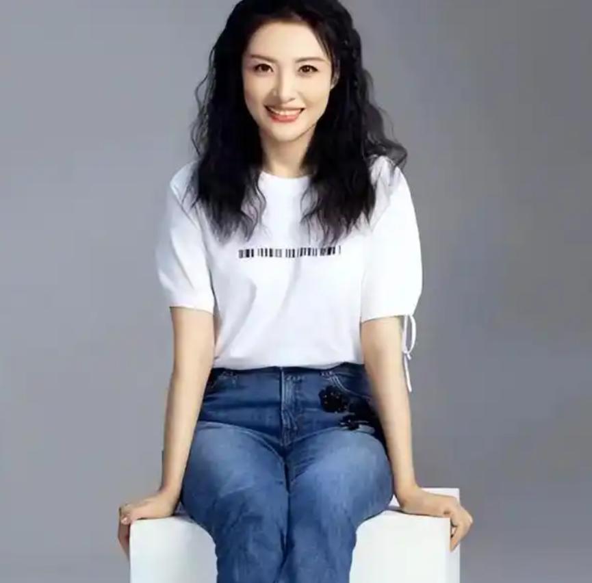 她“抛弃”前夫再嫁百亿富豪，从央视辞职8年，今56岁跨行当演员