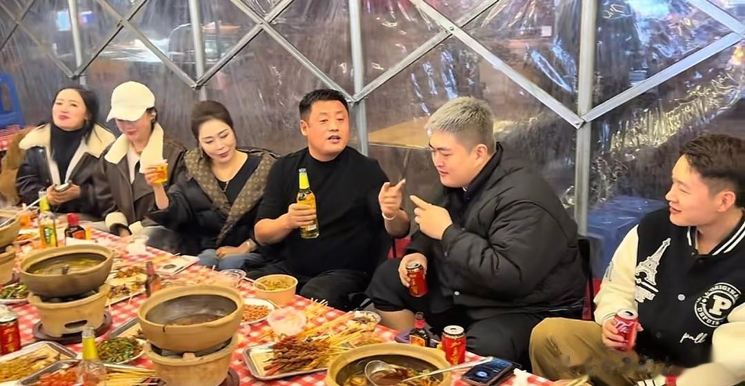 赵本山儿子请客吃砂锅,赵一楠染一头黄发,宋晓峰喝到脸泛红