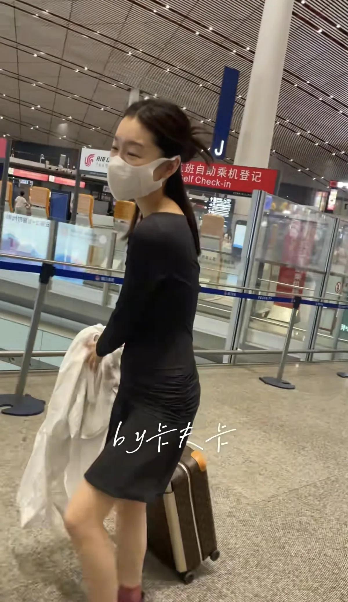 周冬雨机场素颜被偶遇，穿黑色套裙好瘦好小一只，皮肤超好很白！