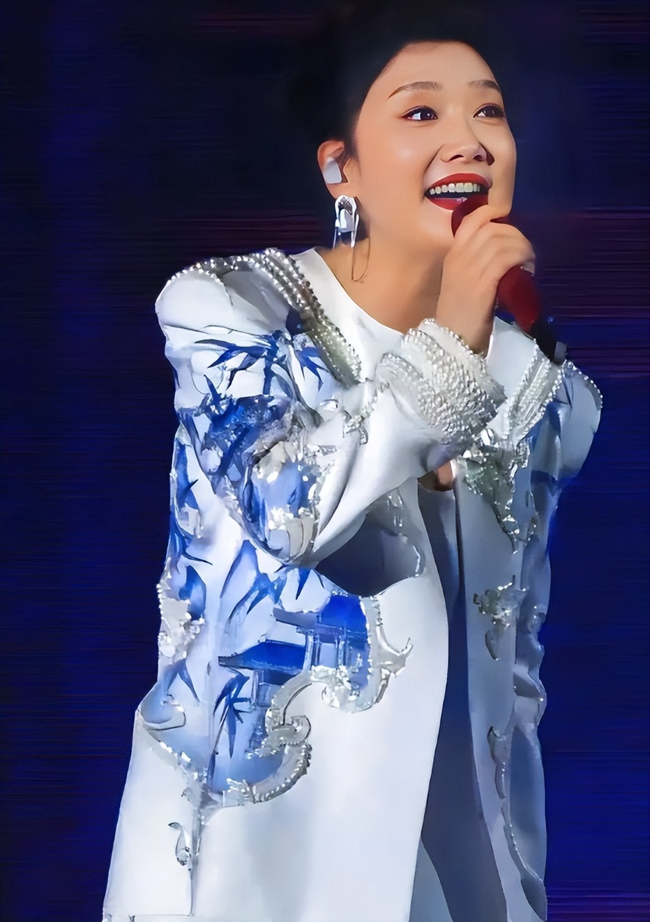 “手表风波”6月后，曾毅传来新消息，终究步入了李易峰后尘