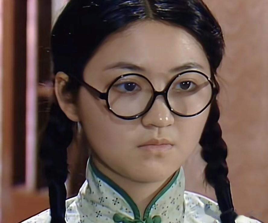 53岁上海籍女演员和女儿一同化妆，19岁时曾出演《上海一家人》