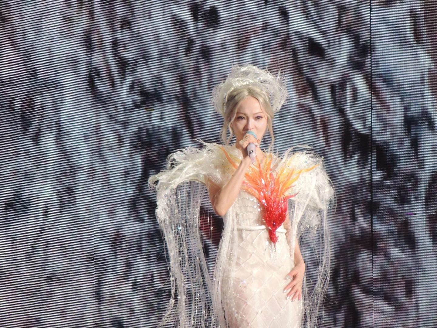 张韶涵“裁员裁到大动脉”登热搜，前发型师发文回应