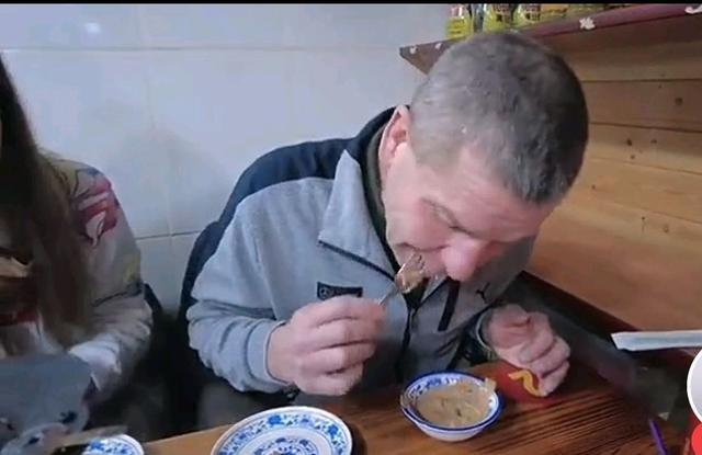 云飞和热尼娅宣布岳父去世，不提死因不能奔丧，在家里哭