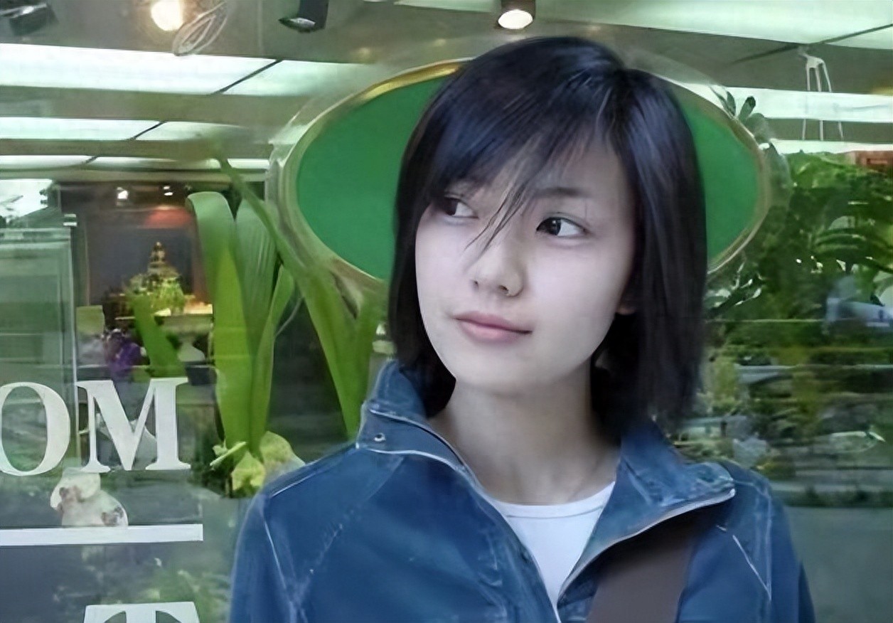 没有对比就没有伤害，不修边幅素颜像大妈，45岁高圆圆接娃认不出