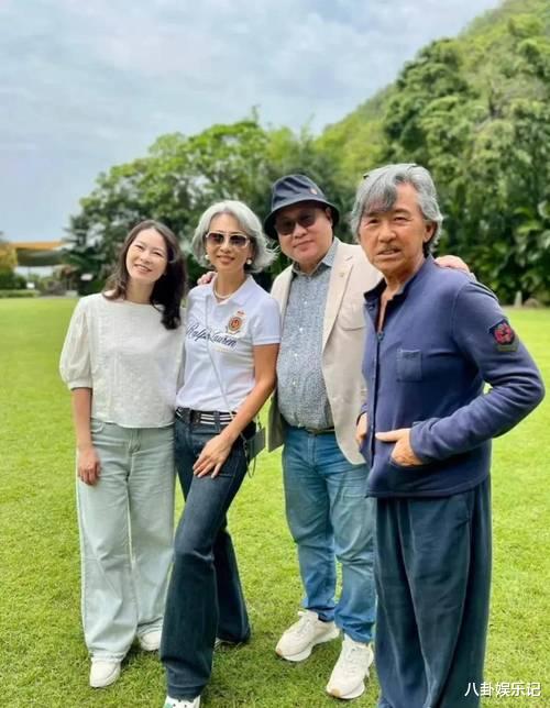 叶倩文夫妇现身深圳吃西餐！两人穿衣很时尚，精神十足不亚于年轻人