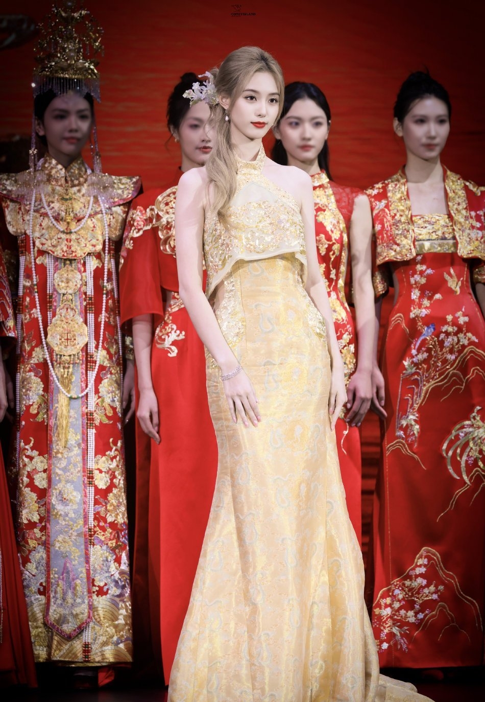 徐艺洋亮相三亚国际婚纱时装周,身穿重工婚纱走秀,美丽大气