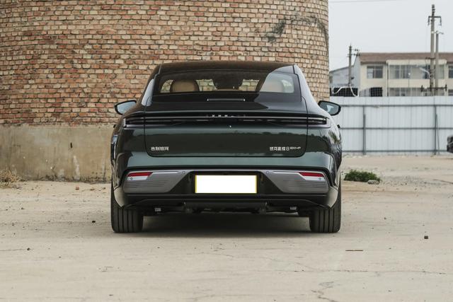 11万多的中大型车，油耗0.9L，续航1530km，连悬架都能软硬调节