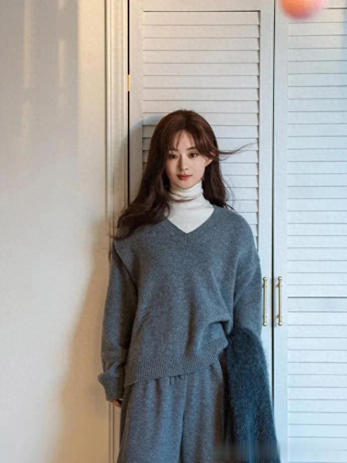 赵丽颖当妈后气质大变！灰色毛衣+打底衫+阔腿裤，简约又高级！
