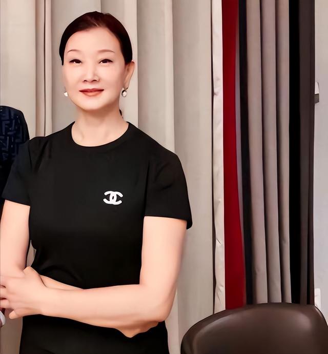 58岁宋祖英现身北京网球馆，穿短裤腿又细又直，没有皱纹状态超好