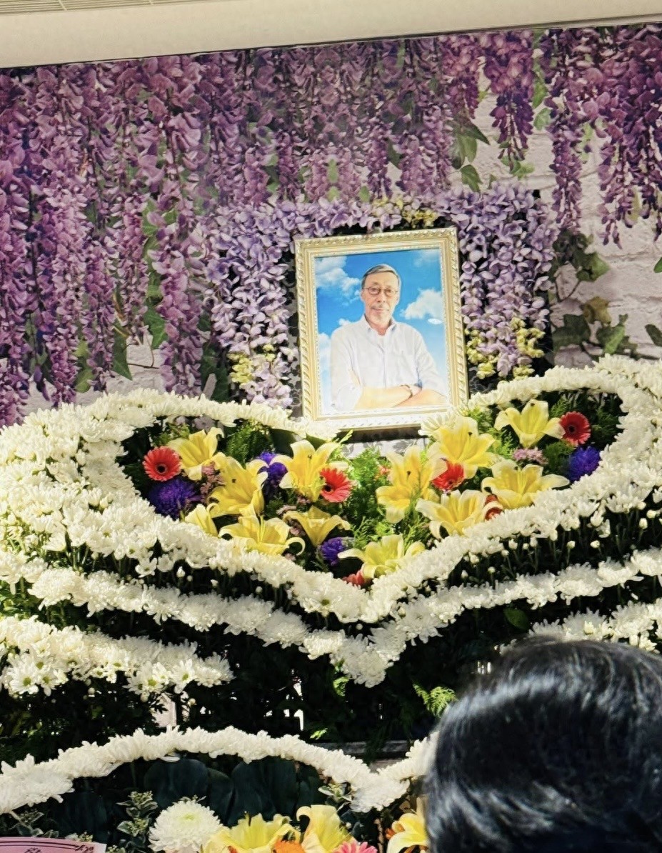 冯淬帆在台湾出殡,周润发送花圈杜琪峰冒雨送别,骨灰安葬在金门