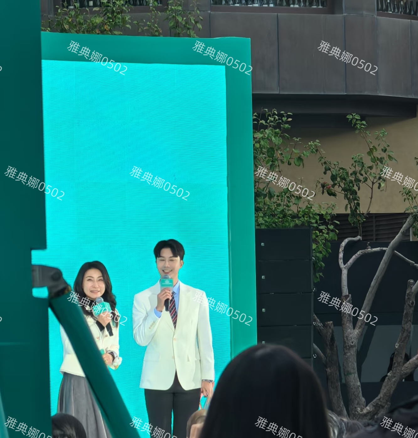 北京偶遇郭晶晶,她富态了不少双下巴有点明显,笑眼弯弯有亲和力