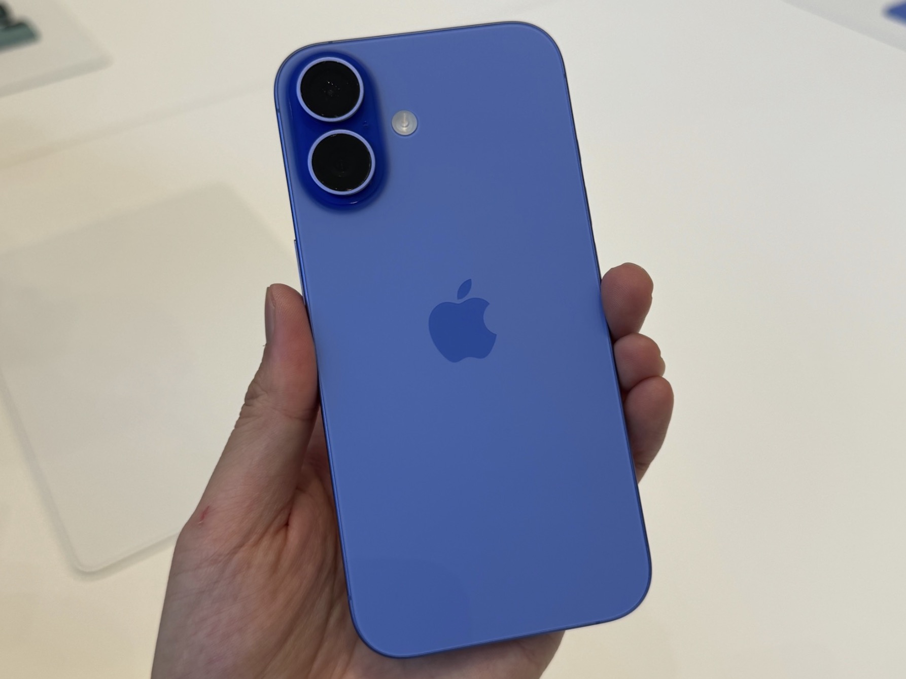 库克还是妥协了,iPhone 16跌至“真香价”,256GB更亲民了