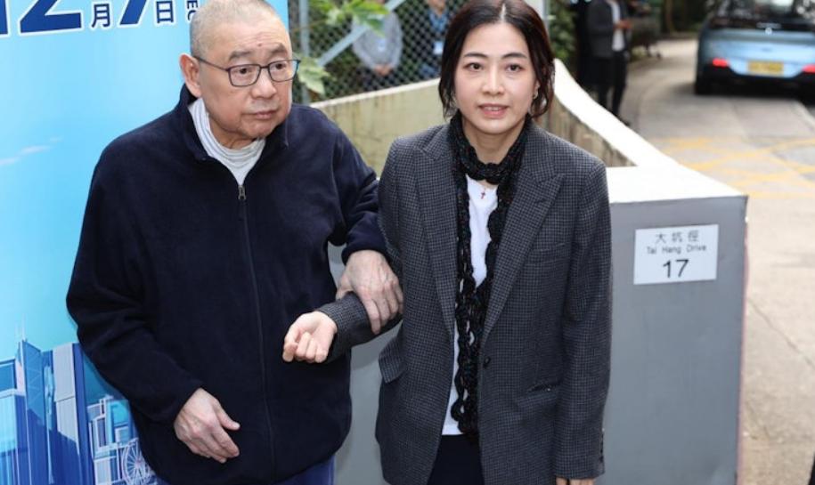 74岁刘銮雄与甘比罕见合体！女方气色佳保养得宜，搀扶男方显疲惫