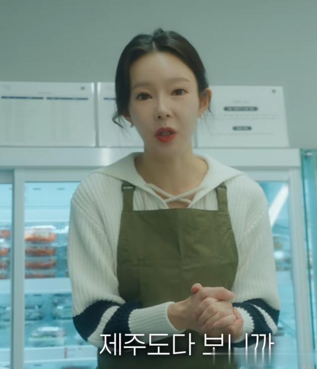 韩国女星离婚后，与孩子一同定居海岛，靠卖泡菜维生，工资日结