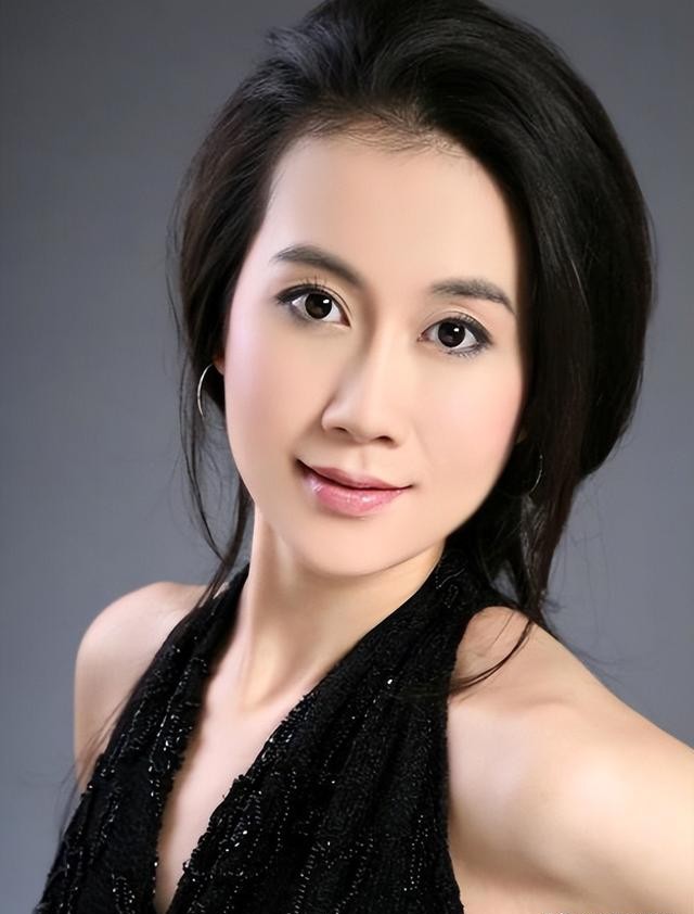 46岁温峥嵘近照曝光，身形消瘦干巴巴，同框陈都灵气质很绝