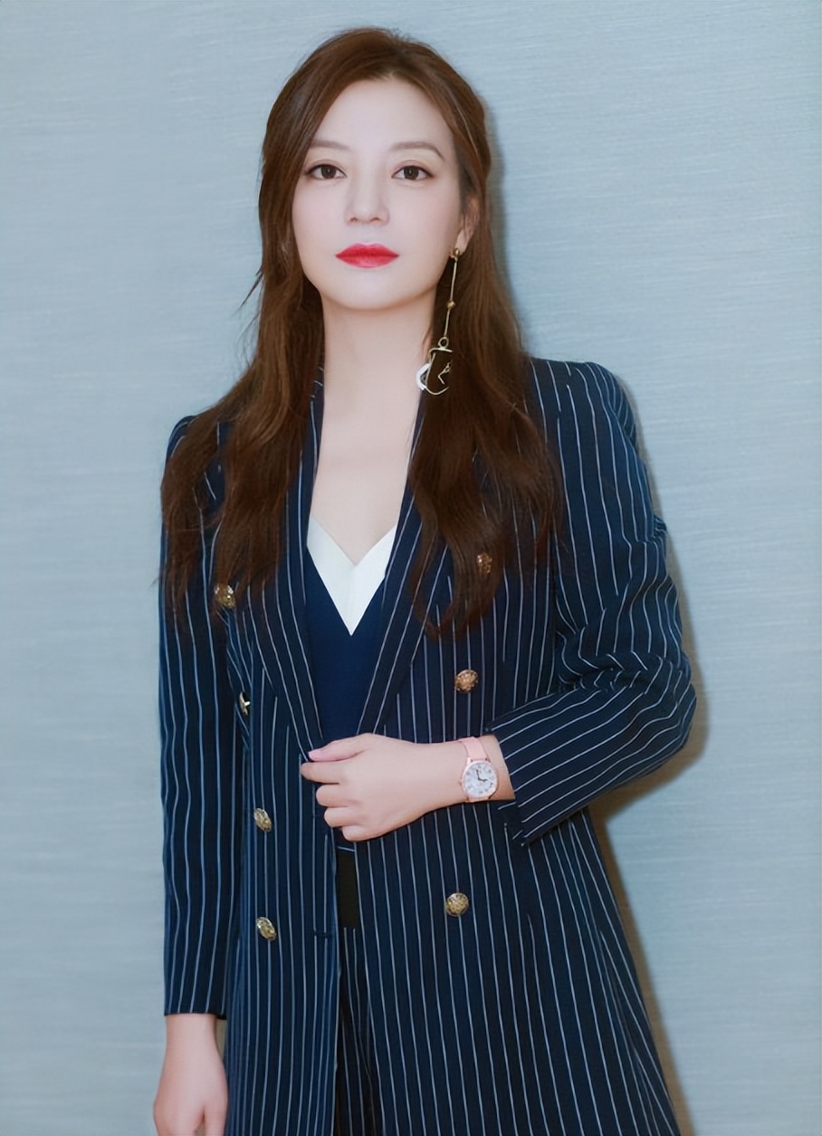 黄晓明公开点名才几天,赵薇近况接连曝光,有一点4年前就注定