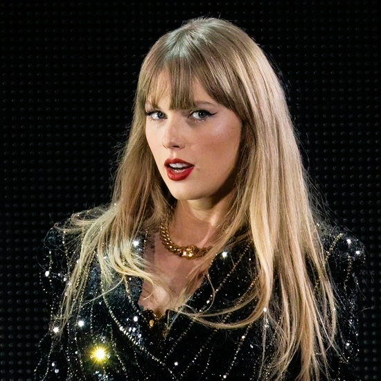 霉霉官宣订婚！与 NFL 球星晒花园吻照，钻戒细节藏心意