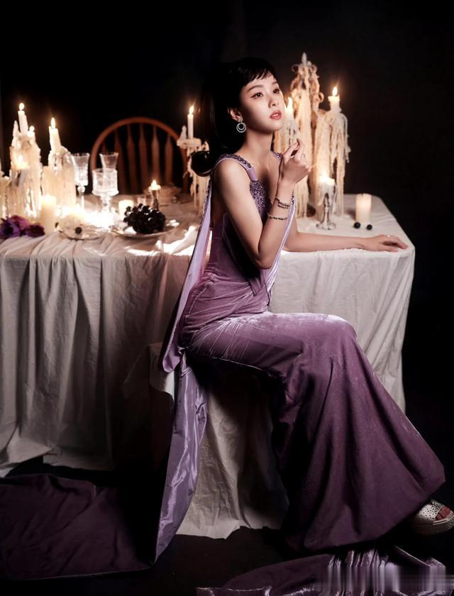 陈都灵微博电影之夜出图，紫色长裙加复古造型，美的像千金大小姐