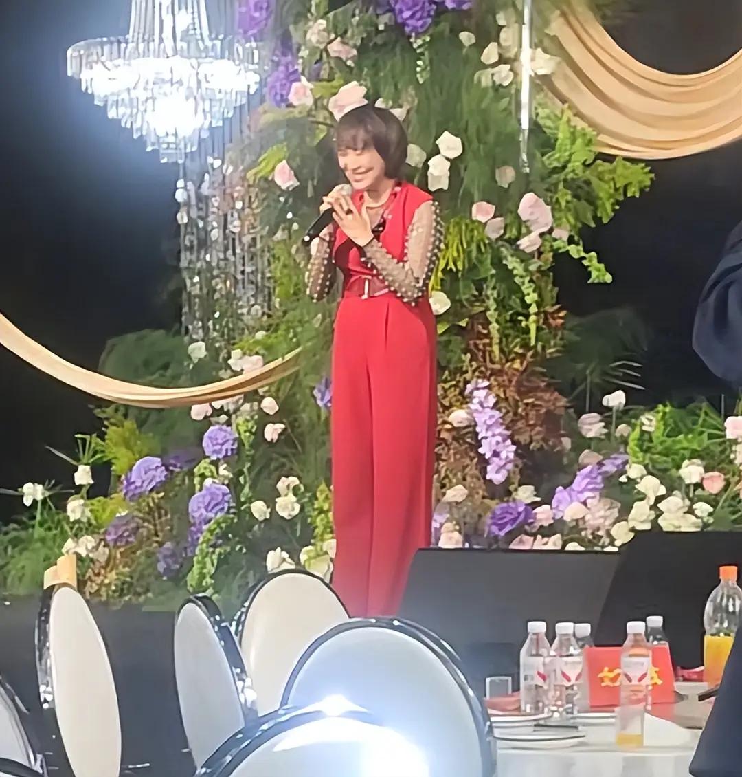 事业巅峰远赴美国,被老外\玩腻\后回国,如今活成了这样