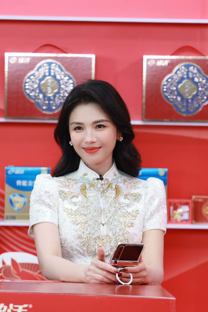 刘涛阿姨今日活动现场美照，旗袍穿搭好有气质